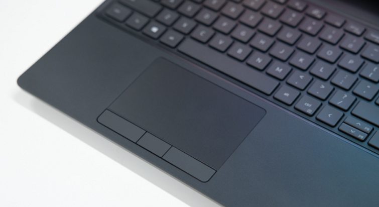 Touchpad kích thước 4.1 x 2.6 inch có bề mặt nhẵn
