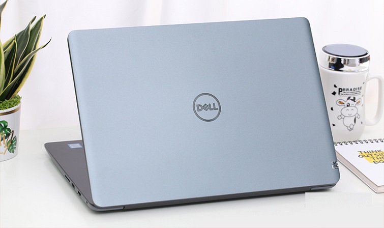Nắp máy có điểm nhấn là logo Dell màu đen