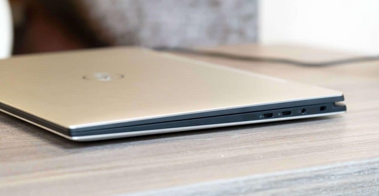 Cạnh phải của máy