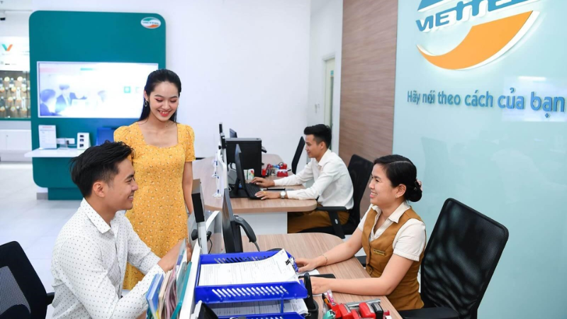 Đến trực tiếp cửa hàng Viettel để kích hoạt sim