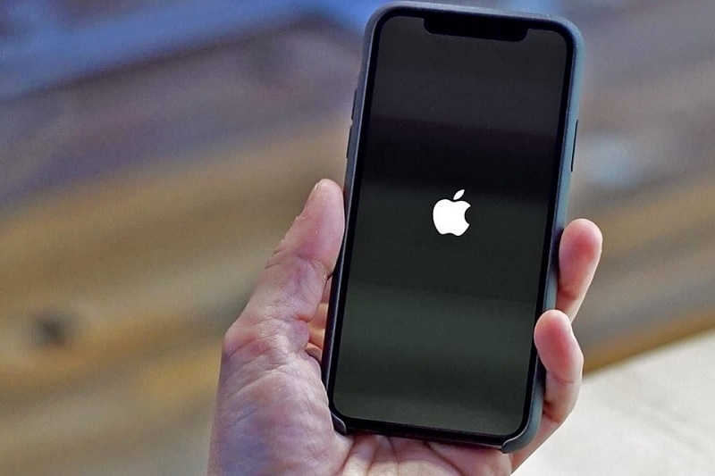 Tháo pin hoặc giữ nút nguồn