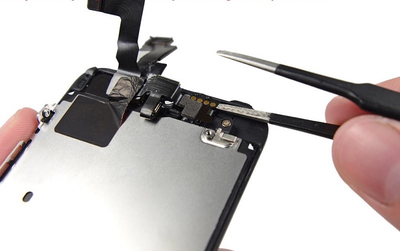 Những lý do khiến iPhone 13 bị gãy cổ cáp màn hình