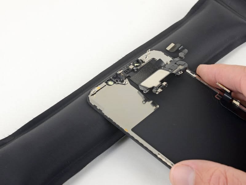 Nguyên nhân khiến bạn phải ép cổ cáp màn hình iPhone 14 Pro Max