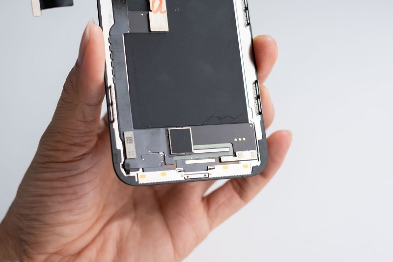 Quy trình nhận ép cổ cáp màn hình iPhone Xr tại Techcare