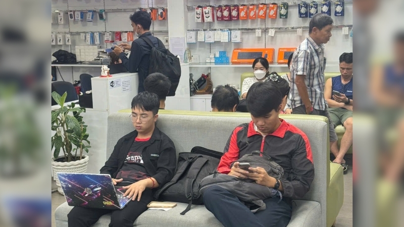 ep-kinh-iphone-16-pro-tai-techcare