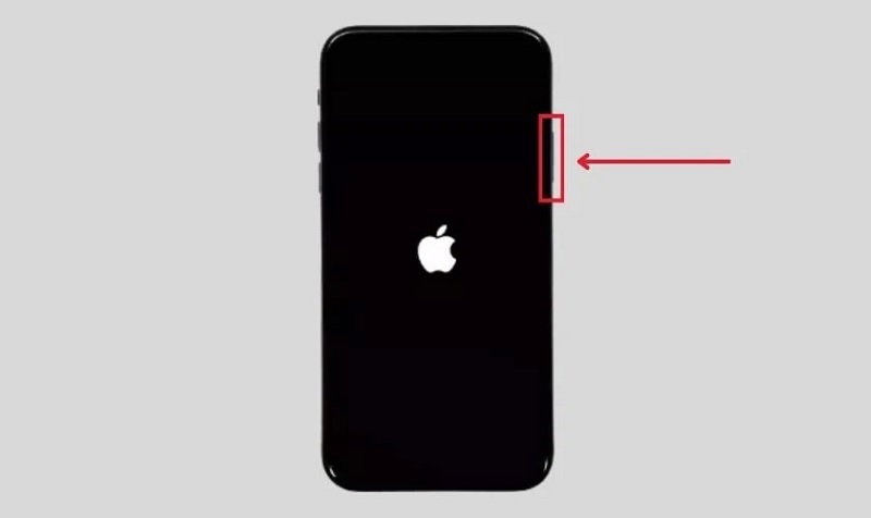 Nhấn giữ vào nút sườn bên điện thoại để khởi động lại iPhone