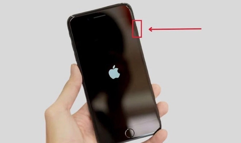 Nhấn giữ vào nút sườn này thêm một lần nữa để khởi động iPhone