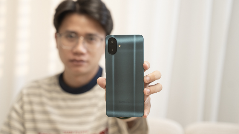 Galaxy A08 nghiêng về dùng lâu, ổn định