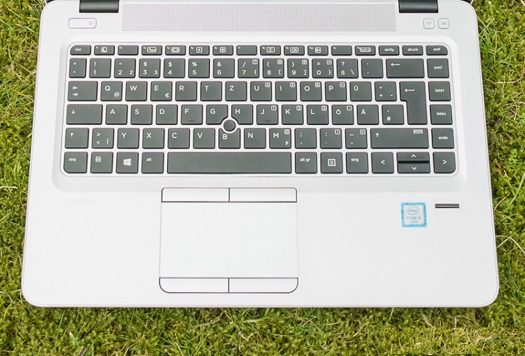 Bàn phím có khoảng cách hợp lý, bấm êm tay những vẫn có một chút flex phím khi gõ.