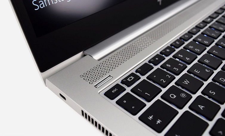 Thiết kế dải loa được nằm trên bàn phím