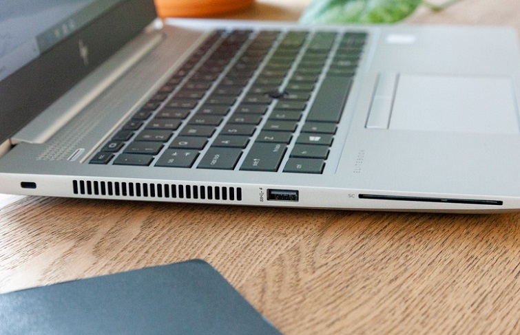 Cạnh trái của máy