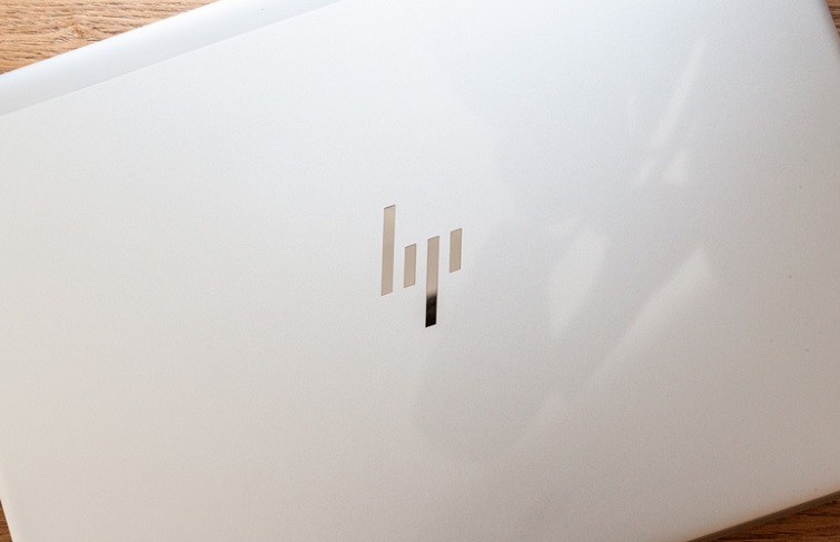 Mặt ngoài được làm bằng nhôm