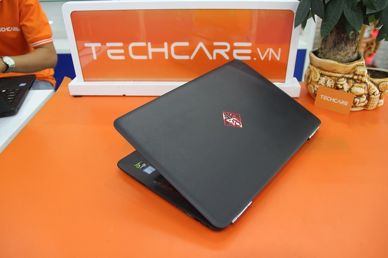 Được phủ bởi màu đen xám và chính giữa mặt sau là logo của Omen Gaming có màu đỏ