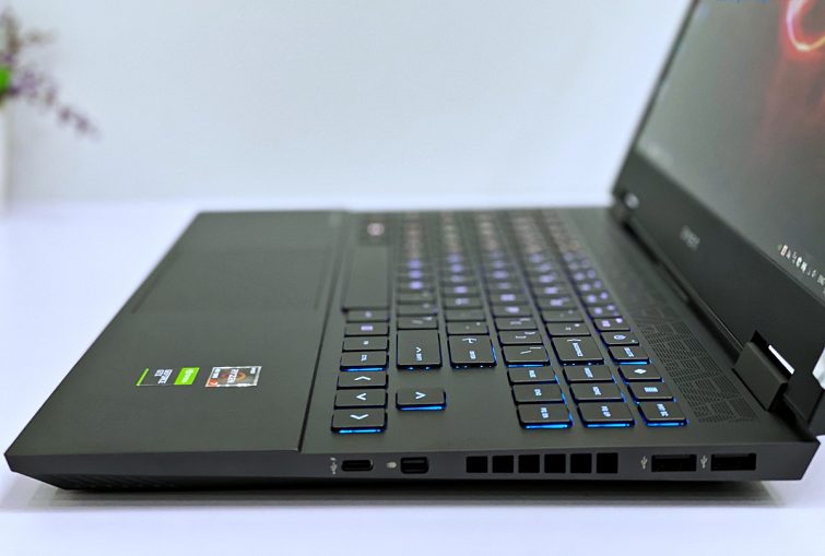 Cạnh phải của máy