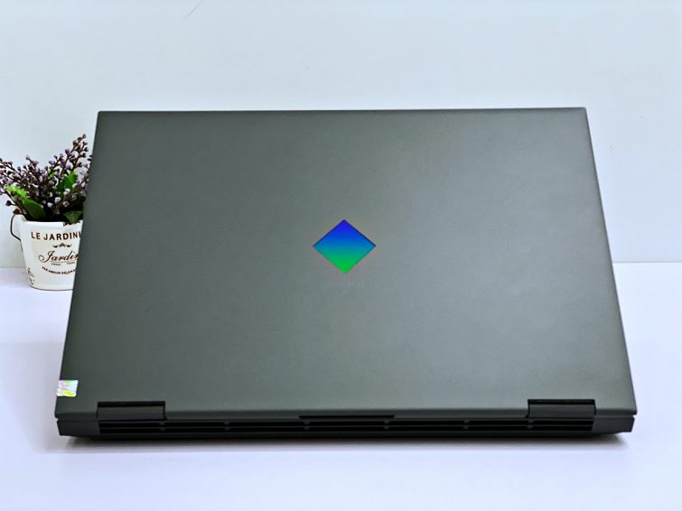 Cụm bản lề nay được làm thấp xuống và không còn để cao