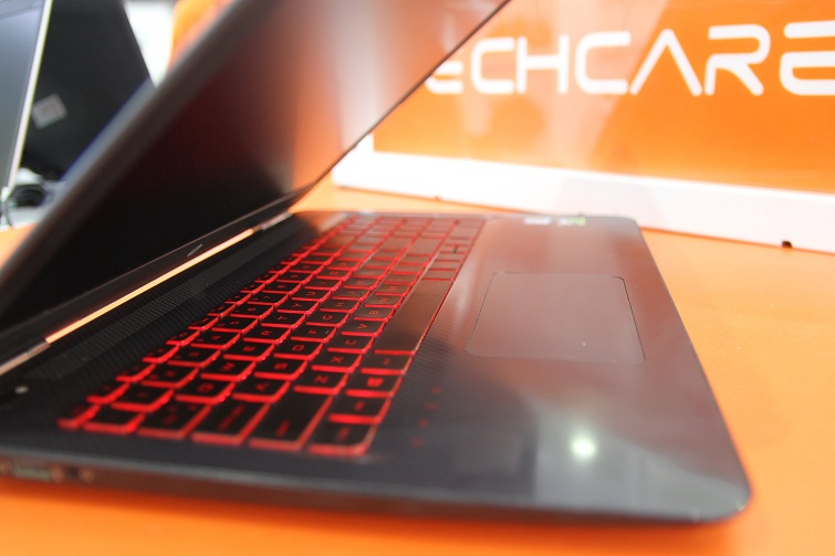 Kiểu dáng của HP Omen 15 mỏng nhẹ và thiết kế hầm hố