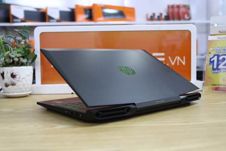 Phía dưới lưng có thiết kế cong mềm mại