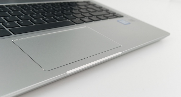 Touchpad kích thước lớn, mịn mượt