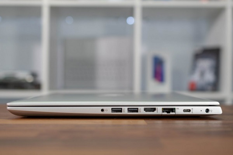 Cạnh phải của máy