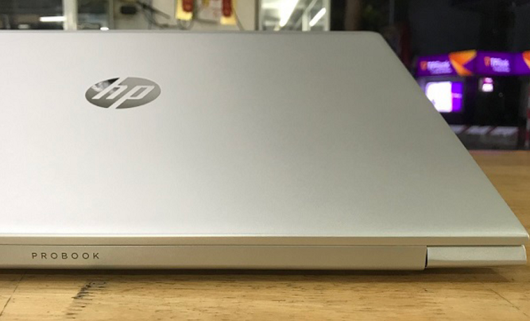 Chiếc laptop nhỏ gọn vào balo và đi bất cứ đâu