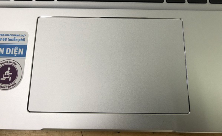 Touchpad kích thước lớn, mịn mượt