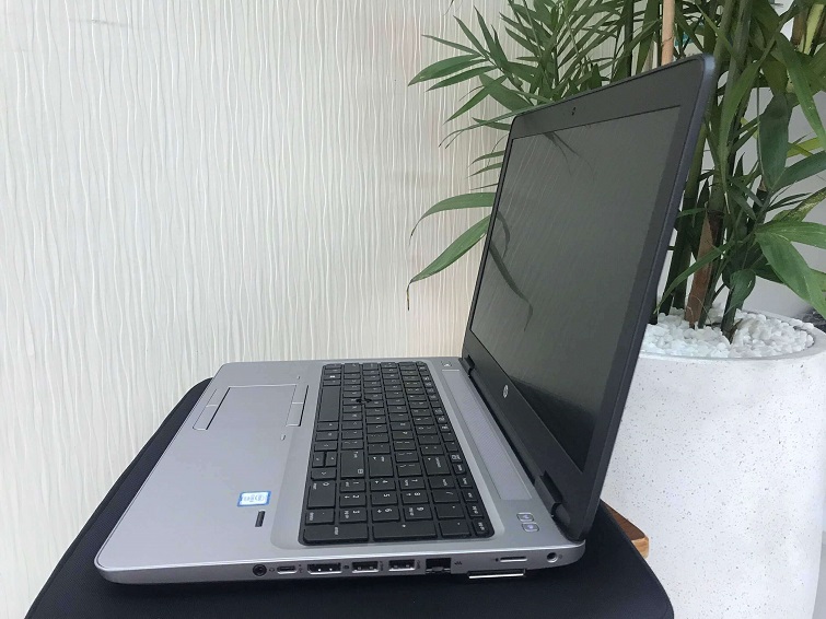 Cạnh phải của máy