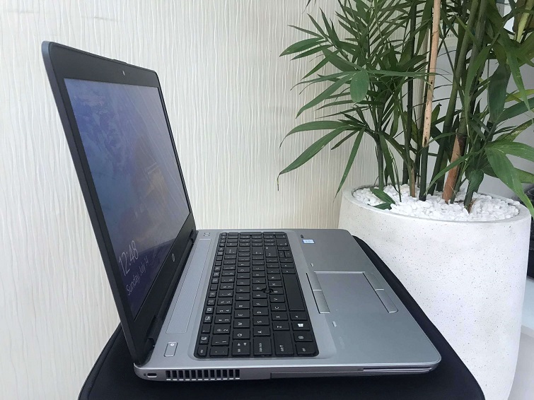 Cạnh phải của máy