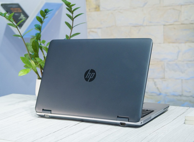 Chiếc laptop với sự kết hợp hài hòa giữa hai chất liệu kim loại và nhựa