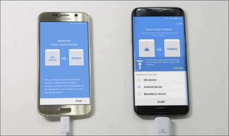 Cắm 2 đầu của sợi cáp vào 2 đầu của 2 chiếc điện thoại