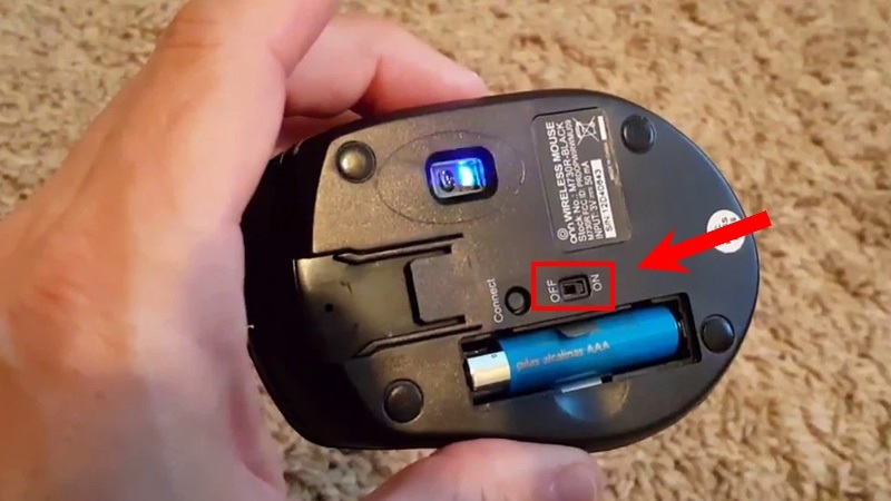 Gạt nút bên dưới chuột sang chế độ ON