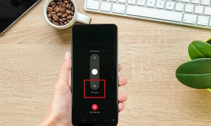 Nhấn giữ và kéo icon xuống phía dưới màn hình để tắt nguồn