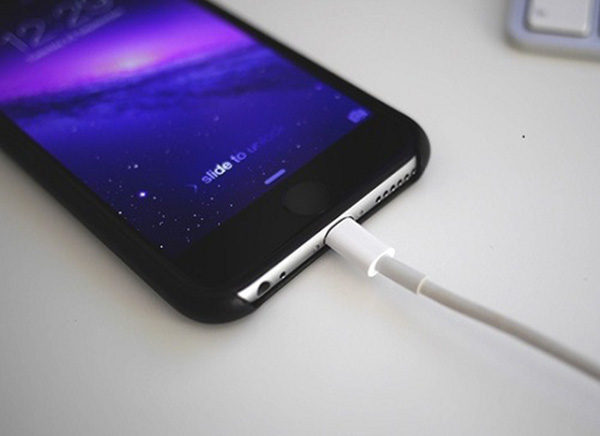 Không nên vừa sạc vừa sử dụng điện thoại