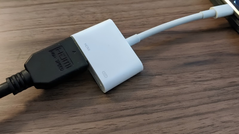 Các bước cắm dây HDMI từ iPad sang tivi và chọn nguồn Input trên remote bước 1