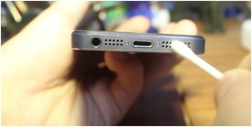 Dung tăm bông nhỏ vệ sinh loa