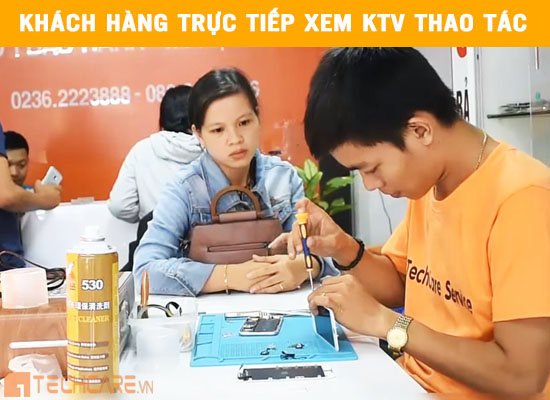 Khách hàng trực tiếp xem KTV sửa chữa tai Techcare