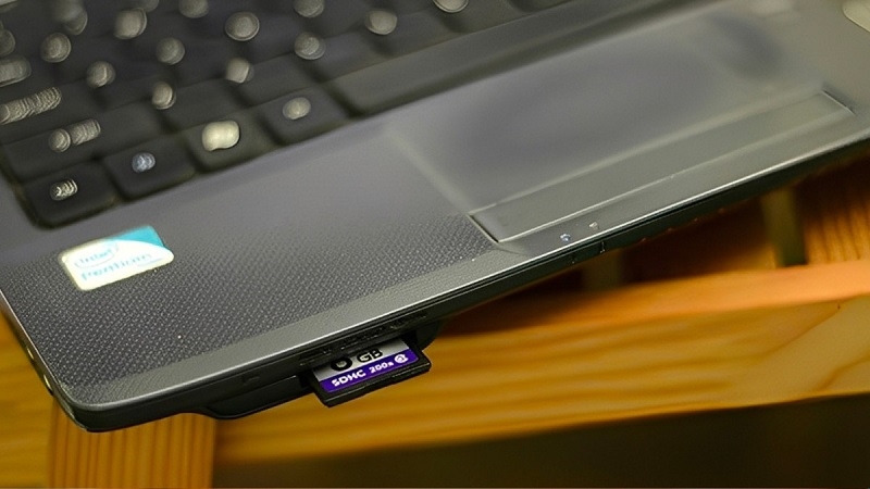 Khe cắm thẻ nhớ SD và microSD trên cạnh laptop Dell