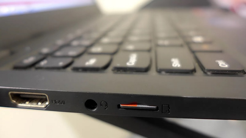 Cách kiểm tra laptop Dell có khe thẻ nhớ hay không