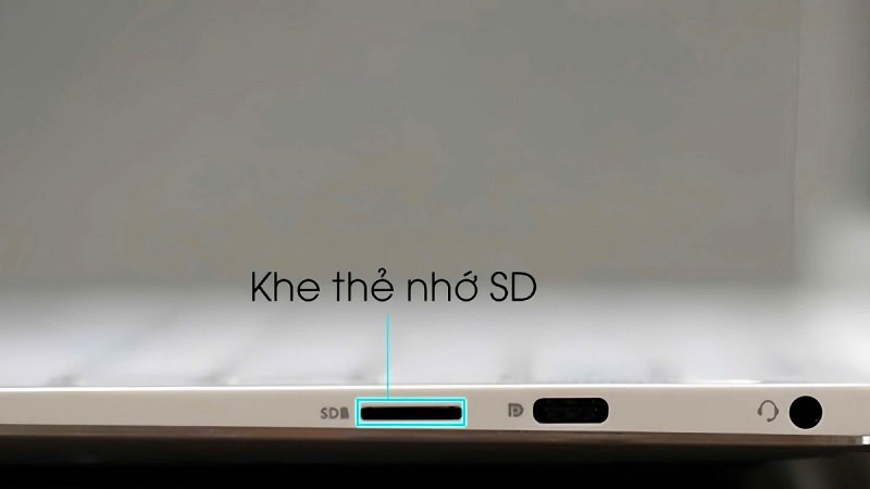 Cách nhận biết khe thẻ SD trên cạnh laptop Dell