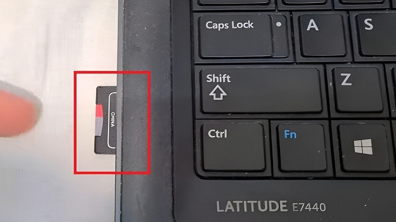 Cắm thẻ SD vào khe thẻ nhớ laptop Dell đúng chiều