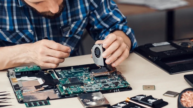 Laptop kết nối với hộp card đồ họa rời trên bàn làm việc