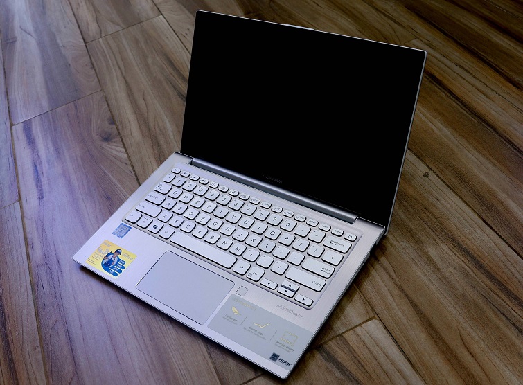 Màn hình gần như không viền với thiết kế là 4 viền NanoEdge