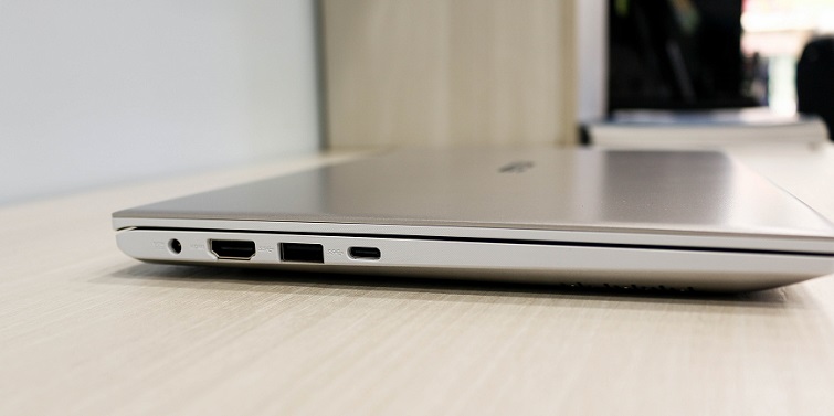 Cạnh trái của máy