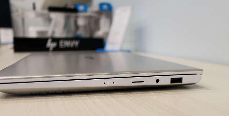 Cạnh phải của máy