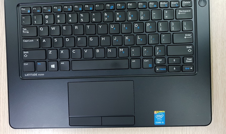 Touchpad với thiết kế nhựa trơn có độ nhạy cao