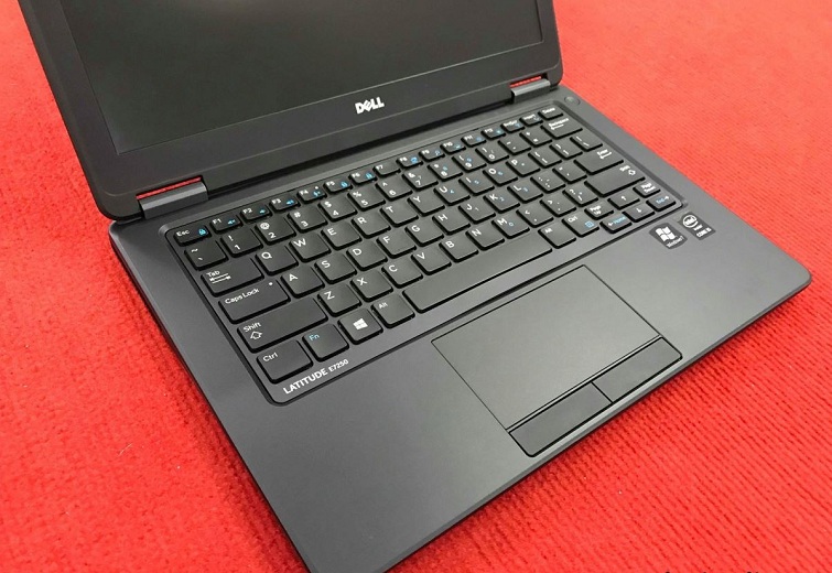 Bàn phím với cỡ phím trung bình và hơi cong