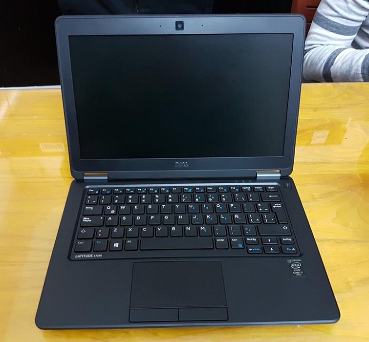 Đôi loa được nằm đối xứng ở cạnh trước