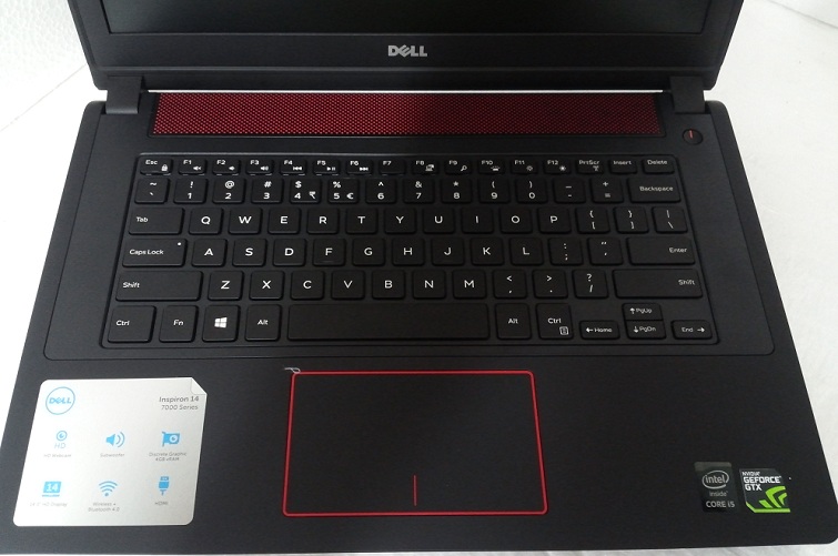 Touchpad được thiết kế khá là nổi bật với một đường viền màu đỏ thời trang