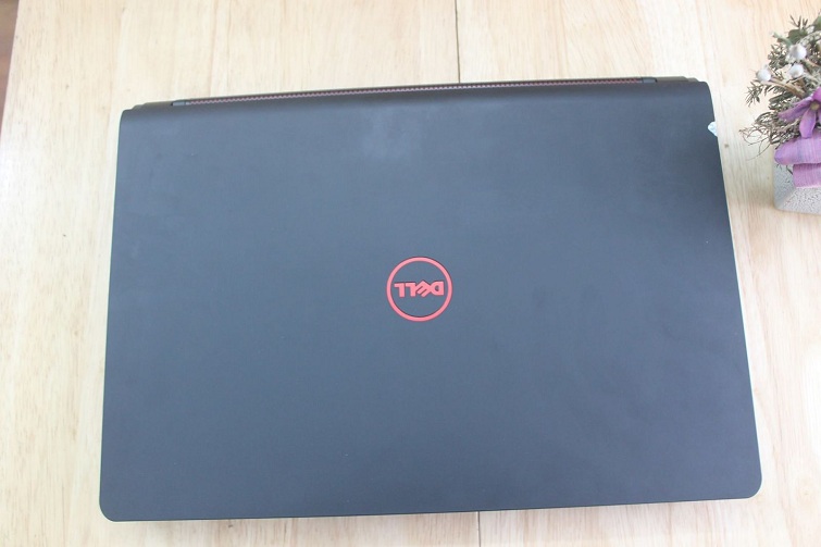 Tông màu “đen lôi cuốn” cùng với “đỏ quyến rũ”