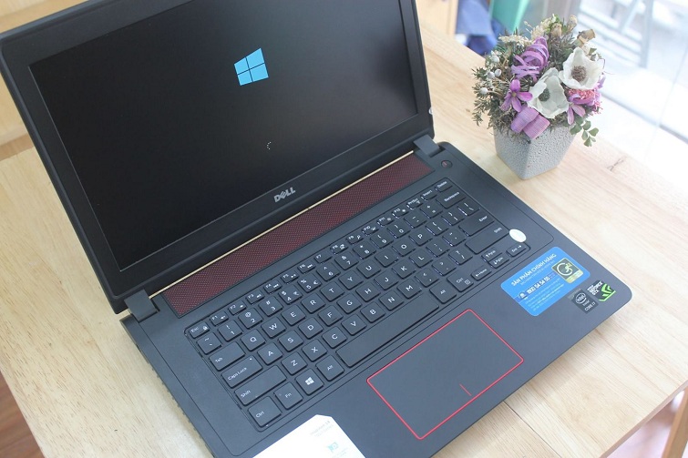 Dell Inspiron 7447 sở hữu các đường nét thiết kế mạnh mẽ