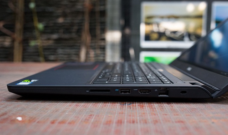 Cạnh phải của máy